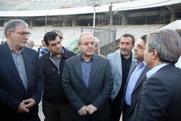 خاک‌خوری مسئولان سازمان برنامه در ورزشگاه آزادی: بازسازی رو به زوال؟