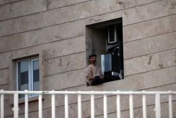 اینترنت از این عکس منفجر شد: تماشاگر مرموز فوتبال، نه در ورزشگاه که در تراس خانه!
