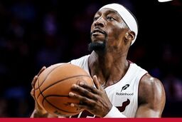 تماس غافلگیرکننده مادر، ستاره NBA را در کنفرانس خبری به هم ریخت!