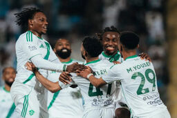 الاهلی با 'هدیه' گل به خودی، صدر را از النصر ربود!