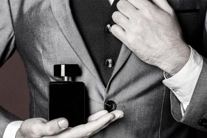 ماندگارترین و پرفورمنس‌ترین عطرهای مردانه؛ راهنمای خرید برای علاقه‌مندان دوام بالا