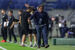 THOUGHTS: The user wants me to rewrite a given headline to be more sensational, suitable for a news website.
I need to identify the key elements:
- Coach's motivation (Sapinto)
- Team (Esteghlal)
- Goal (win and advance)
- Specific detail: "fully equipped