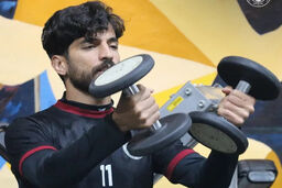THOUGHT: The user wants me to rewrite a given headline to be more "sensational" for a news website.
I need to focus on:
- Making it attention-grabbing.
- Highlighting the "struggle" or "challenge".
- Emphasizing the key players (Daghighi, Farid Amiri, Pay