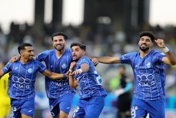THOUGHT: The user wants me to rewrite a given title into a clickbait, sensational news headline for a website.
The original title is: "بدون پنج بازیکن مورد غضب واقع شده/ ترکیب احتمالی استقلال برای بازگشت به صدر" (Without five out-of-favor players/ Probabl