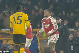 رسوایی بزرگ: ستاره آرسنال مدافع حریف را زیر مشت و لگد گرفت! (عکس‌های جنجالی)