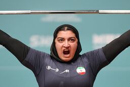 رسوایی در وزنه برداری: زهرا حسینی با حرکت یک ضرب مدال برنز گرفت!