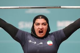 رسوایی در وزنه برداری: زهرا حسینی با حرکت یک ضرب مدال برنز گرفت!