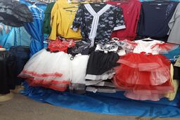 اینجا همه لباس‌ها ۲۰درصد تخفیف دارند