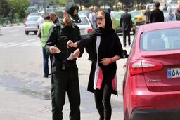 لطفا بی خیال پیامک کشف حجاب در خودرو شوید!