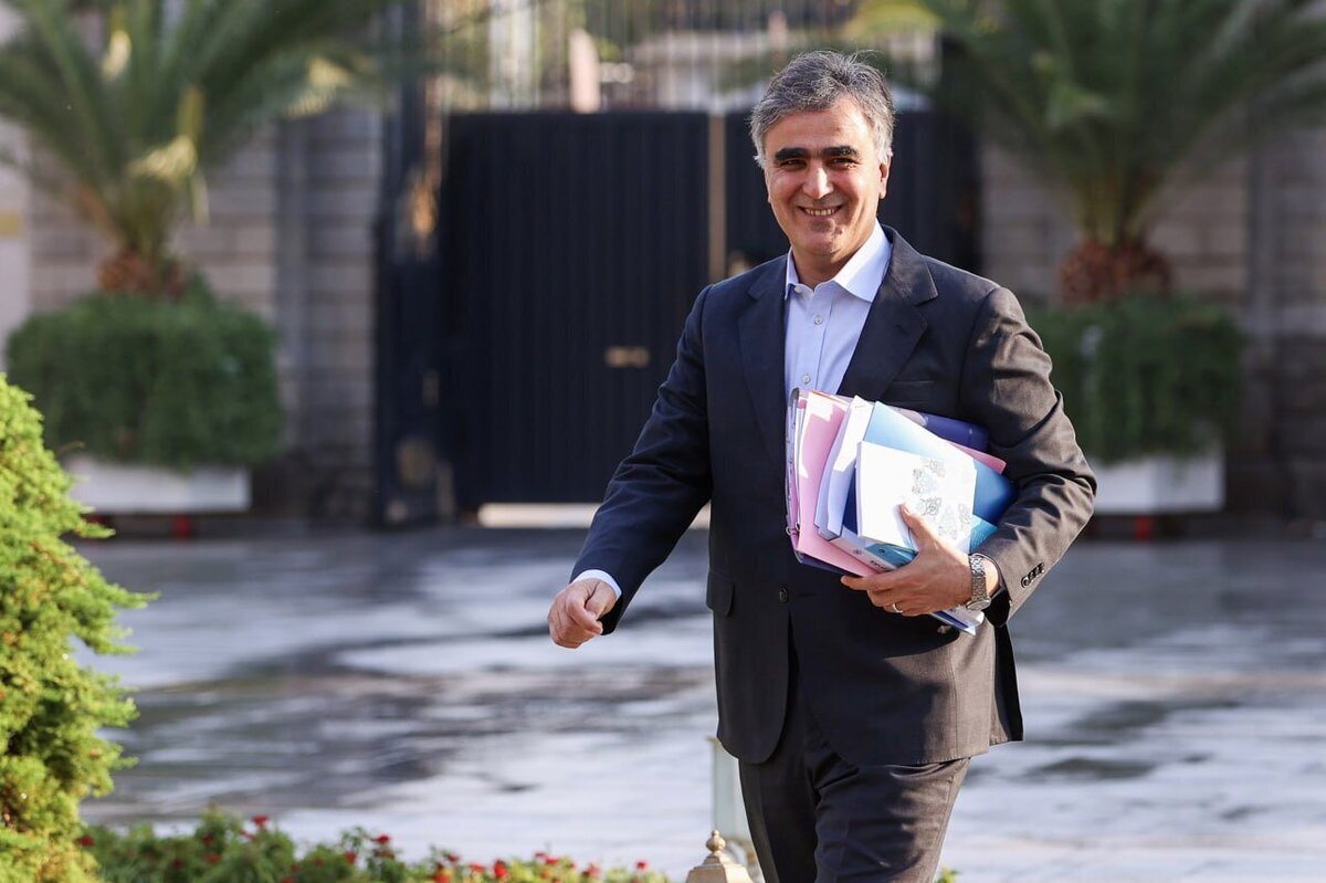رئیس بانک مرکزی: دلار سقوط می‌کند! (و هر بار گران‌تر شد!)