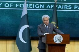 زلزله در اسلام آباد: وزارت خارجه، خواجه آصف را بخاطر تهدید افغانستان رسوا کرد!