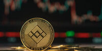 استیبل‌کوین ترامپ هدف حمله هماهنگ قرار گرفت: آیا USD1 در آستانه سقوط بود؟
