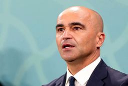 شوک بزرگ در منچستریونایتد: رابرتو مارتینز، سرمربی پرتغال، 'سنگ بزرگ' میکل کریک را کنار می‌زند!