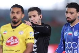 ۴ صحنه جنجالی دیدار استقلال - فجر: آیا اکرمی صدرنشینی را مهندسی کرد؟