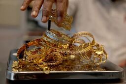 طلا آتش گرفت! آیا مرز ۵۶۰۰ دلار می‌شکند؟