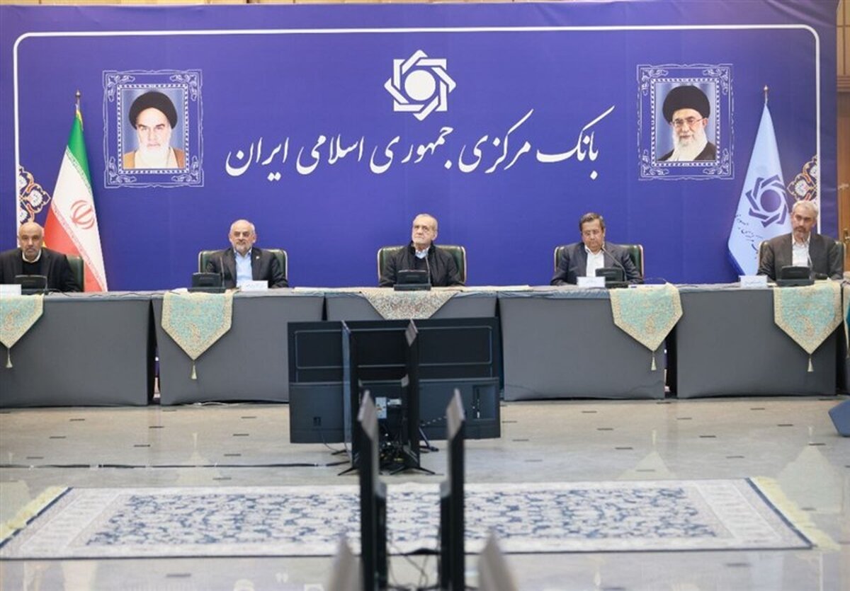 سفر ناگهانی پزشکیان به بانک مرکزی: آیا گره از اقتصاد باز می‌شود؟