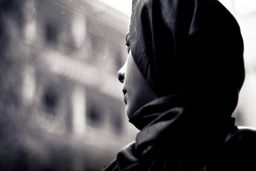 دختر جوان گرفتار یک مهمانی سیاه