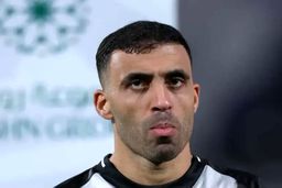 THOUGHT: The user wants me to rewrite a given title in a sensational, clickbait style suitable for a news website.
The original title is: "عبدالرزاق حمدالله:/ عاشق مربیان اروپایی شدیم و وطنی‌ها را فراموش کردیم!"
This translates to: "Abderrazak Hamdallah:/