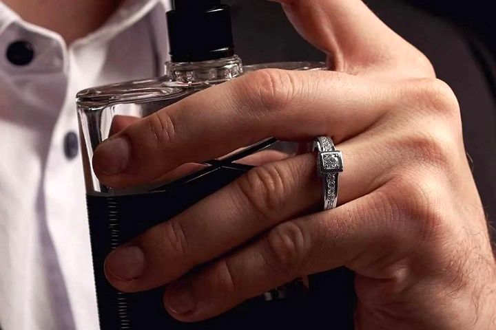 راهنمای جامع انتخاب عطر مردانه بر اساس فصل، استایل و موقعیت