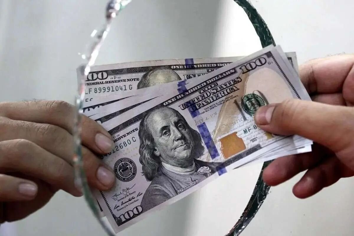 افشای پشت پرده تک نرخی شدن ارز: نرخ ۱۱۷ هزار تومانی رسماً کلید خورد!